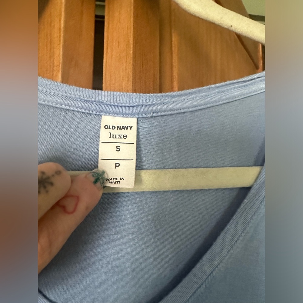 🎁old navy soft v neck tee - Picture 5 of 5